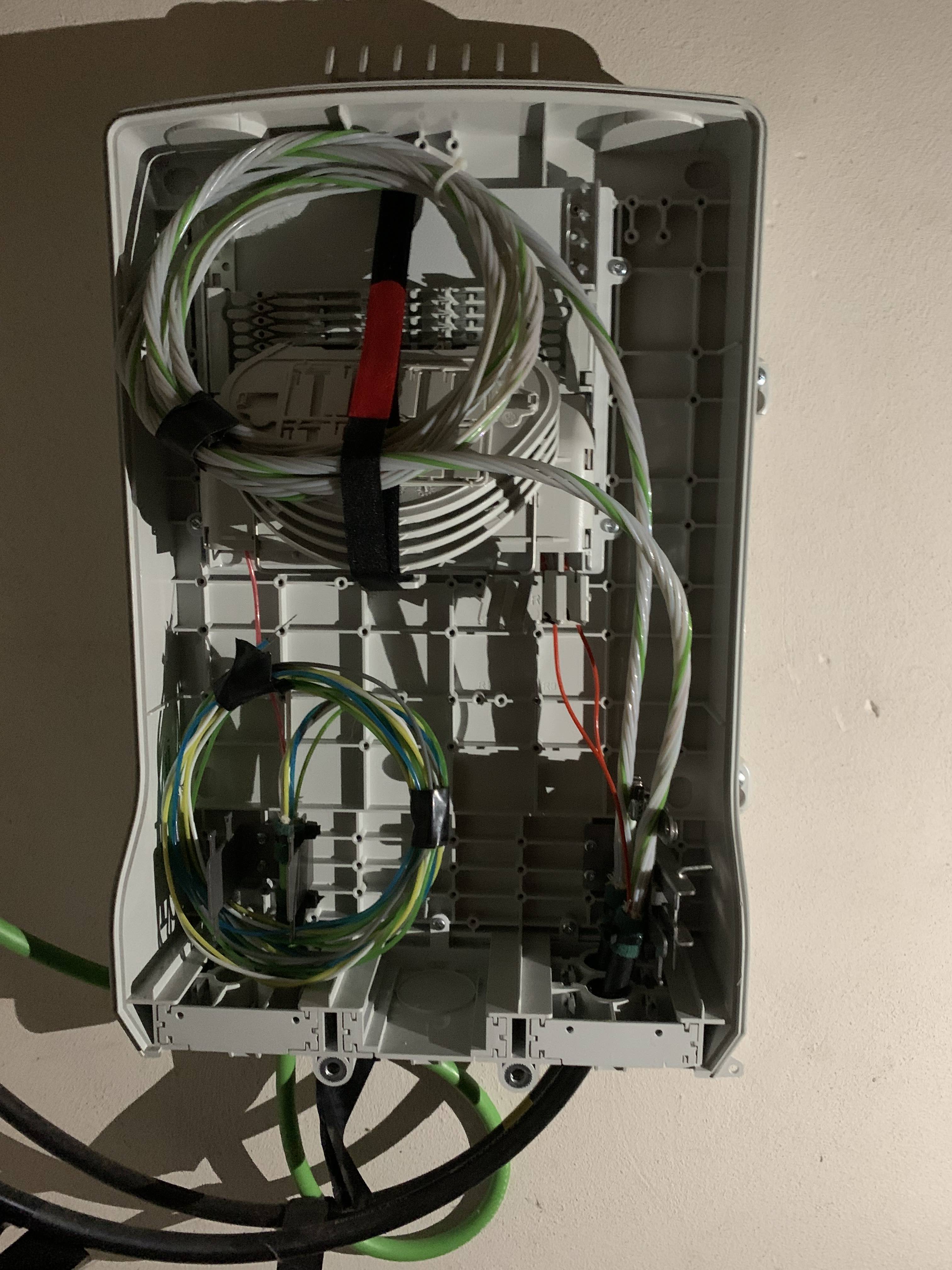 Controle glasvezelverbinding bedrijfsverzamelgebouw