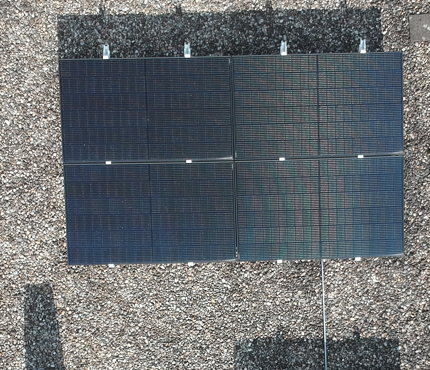 Installatie van zonnepanelen op plat dak